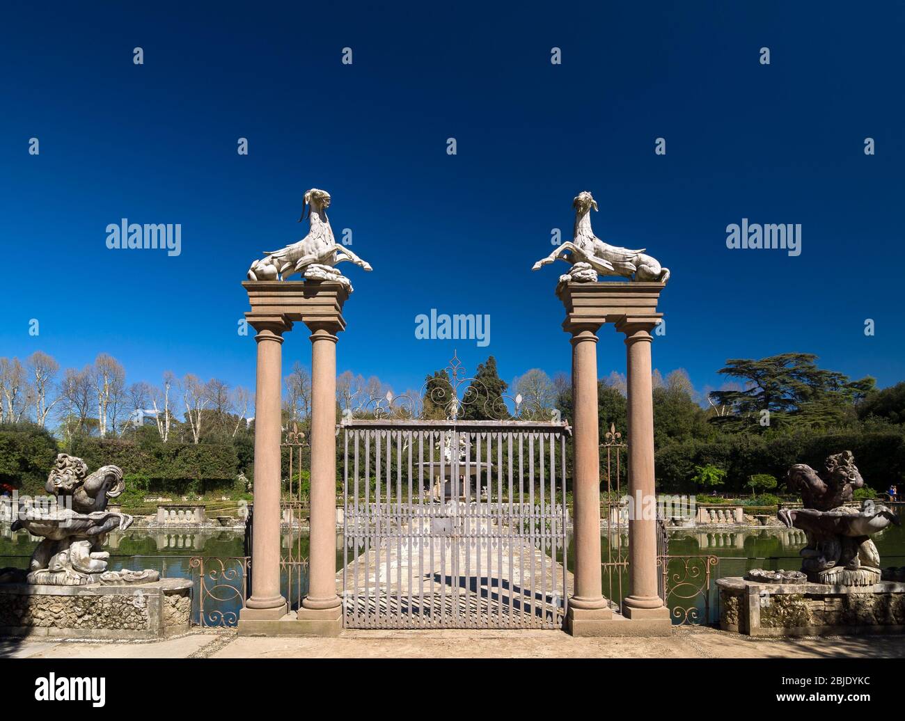 Tor mit Kapriornen und harpys in der Insel Brunnen (Vasca dell`Isola), Boboli Gärten, Florenz, Toskana, Italien. UNESCO-Weltkulturerbe. Stockfoto